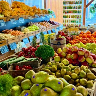 🌷 S příchodem jara jsme rozšířili naši nabídku – přijďte si udělat radost!

Objevte pestrý výběr jarních květin, které rozzáří zahradu, terasu i balkon. Čerstvé macešky, primule, tulipány, hyacinty i narcisy přinesou do vašeho domova tu pravou jarní atmosféru. 🌼

Pro všechny, kdo už plánují zahradu na novou sezónu, máme připraveno vše potřebné:
🥔 Sadbové brambory – jen za 19 Kč/kg
🧅 Sazečka cibule
🌱 Osivo
🪴 Zahradní substráty a hnojiva

🌿🍓 U nás najdete i čerstvé bylinky, sadbu jahod, drobné ovoce, ovocné stromky, jarní dekorace a stále nové květiny.

👉 V naší stálé nabídce máme také:
🍎 Čerstvé ovoce a zeleninu
🥓 Vynikající salámy a uzeniny
🥛 Farmářské mléčné výrobky – kravské, kozí i ovčí
🍯 Sirupy, medy a delikatesy
🍵 Voňavé čaje, müsli a křupavé oříšky
🐟 Rybí speciality a saláty pro gurmány
🥖 Každý den čerstvé pečivo a pomazánky
☕️ Káva a zákusek dle vašeho výběru – za pouhých 49 Kč
…a mnoho dalších lahůdek!

🌱 Přijďte si vybrat jen to nejlepší – těšíme se na vaši návštěvu!

📍 Farmářská prodejna Doksany
🕒 Otevřeno denně: 7:00 – 19:00
📞 +420 774 355 047

#Jaro2026 #JarníZahrada #Květiny #SadbovéBrambory #ČerstvéBylinky #FarmářskáProdejna #Zahrada #ČerstvéOvoce #ČerstváZelenina #DomácíDelikatesy #JarníDekorace #ZahradníInspirace #PřírodníProdukty #Med #Sirupy #Oříšky #ZahradníSubstráty #Bylinky #Jahody