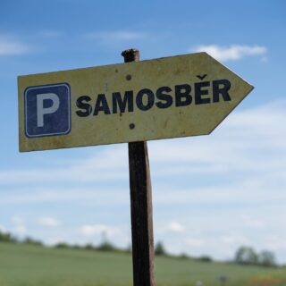 🍓 Další samosběr jahod a hrášku proběhne v pondělí 8.6.2026 🍓

🕗 Otevřeno od 8:00 do 18:00 nebo do vysbírání jahod.
🍓Jahody cena: 89 Kč/kg
🫛Hrách cena: 69kč/Kg.

💵 Platba pouze v hotovosti.
🚗 Parkoviště je připravené u prodejního stánku.

📅 Další termíny samosběru budeme upřesňovat podle dozrávání jahod.

ℹ️ Všechny podrobnosti o samosběru najdete na našem webu:
www.farma-jahodarnabrozany.cz/samosber/

Milí zákazníci,

rádi bychom vás předem informovali, že letošní jahody mohou být menší, než na jaké jste u nás zvyklí.

Počasí je v posledních letech stále extrémnější a letošní jarní mrazy poškodily první květy i plody. Zároveň po více než 15 letech měníme způsob pěstování, abychom se novým podmínkám dokázali lépe přizpůsobit. Je to pro nás velká změna a některé věci ještě ladíme.

Přesto věříme, že vám jahody udělají radost svou chutí, vůní a čerstvostí. 🍓❤️

Děkujeme za vaši přízeň, podporu a pochopení. Těšíme se na vás na samosběru.

📍 Farmářská prodejna Doksany
🕒 Otevřeno denně: 7:00–19:00
📞 +420 774 355 047