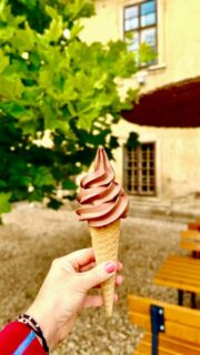 🍫🍦 S podzimem přichází na řadu čokoláda!

Jahodová provázela naše léto, ale s příchodem podzimu jsme chtěli zkusit něco nového. A volba padla na ČOKOLÁDU. 🤎

Čokoládová, která chutná opravdu jako čokoláda. 🍫🤎 Krémová, výrazná, plná chuti a tak dobrá, že jsme z ní sami nadšení. Pokud patříte mezi milovníky čokolády, tuhle podzimní limitku si nenechte ujít.

Tento týden tedy točíme ČOKOLÁDU & VANILKU a samozřejmě i jejich mix. 🍦

A protože víme, že spousta z vás nedá dopustit na naši jahodovou 🍓, tu pro vás máme i nadále v kelímcích.

🍂🍫 Čokoláda je u nás jen na omezenou dobu, tak ji přijďte ochutnat!

📍 Zmrzlina u kláštera v Doksanech
⏰ Otevřeno denně od 10:00 do 18:00