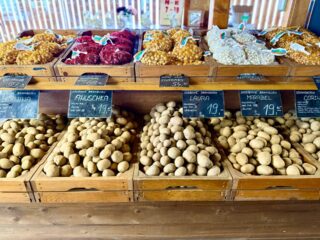 🥔 Chcete si letos vypěstovat ty NEJLEPŠÍ brambory? Zastavte se u nás!

Výsadba se blíží a sadbové brambory rychle mizí 👇

✅ Corinna – krásně jemná a univerzální
✅ Impala – raná, velmi oblíbená odrůda
✅ Bernina – prémiová odrůda s výbornou chutí
✅ Anuschka – lahodná, jemně máslová
✅ Glorietta – jedna z nejchutnějších vůbec
✅ Marabel – ideální na kaši i pečení
✅ Laura – výrazná a jedinečná

💰 Cena: 19 Kč/kg 
💵Při odběru nad 100kg cena: 15 Kč/kg

Na co dalšího se u nás můžete těšit?
🍎 Čerstvé ovoce a zelenina
🧀 Mléčné výrobky, uzeniny a delikatesy
🍞 Každý den čerstvé pečivo a pomazánky
🍓 Sazenice jahod, sezónní osivo, sazečku cibuli a jarní dekorace
🌿Velký výběr bylinek a jarních květin

Těšíme se na vás! 🌱

📍 Farmářská prodejna Doksany
🕒 Otevřeno denně: 7:00 – 19:00
📞 +420 774 355 047